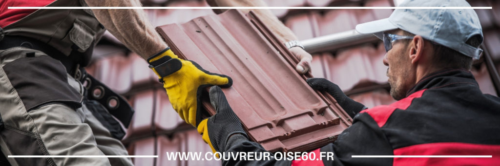couvreur sur le toit avec harnais entrain de réparer toit à Goussainville